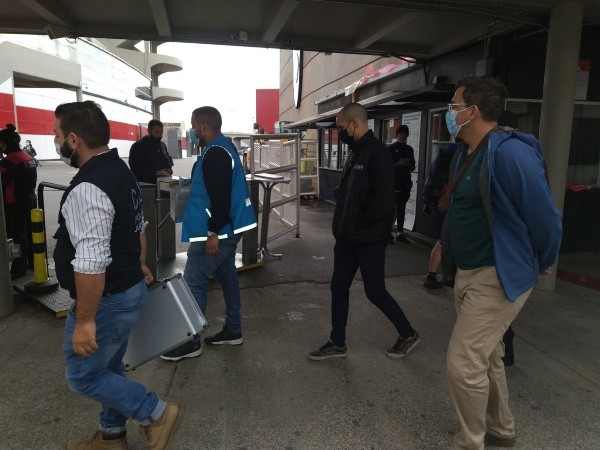 El procedimiento inició a las 17 horas en el Estadio Monumental. (Foto @JuanBalbi9).