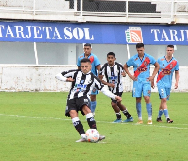 El momento de la ejecución del penal en los pies de López Muñoz. (Foto: @cacc_sde).