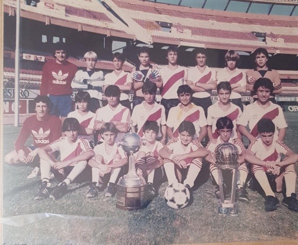 La categoría 1974 de River, campeona de 9na División de AFA. Abajo de todo, de derecha a izquierda, Buján en segundo lugar detrás del trofeo y a su lado, en tercer lugar, Biscay. Arriba de Buján en la segunda hilera aparece Favio Orsi. (Foto: Rodrigo Mases)