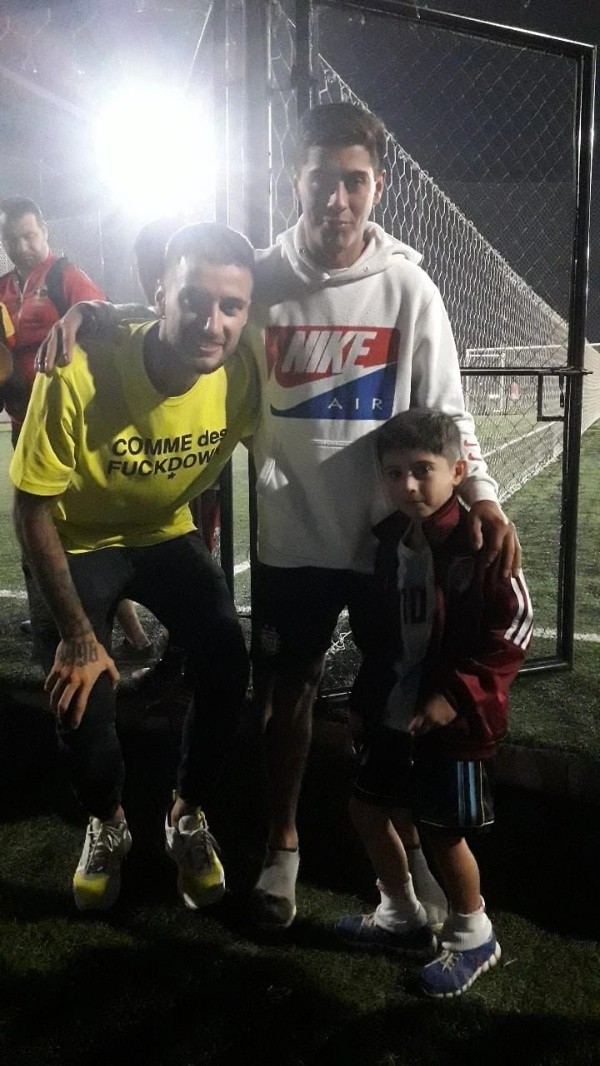 Mammana, Rodrigo Fredes (papá de Thiago) y el pequeño Thiago. (Foto: @RiverRMG).