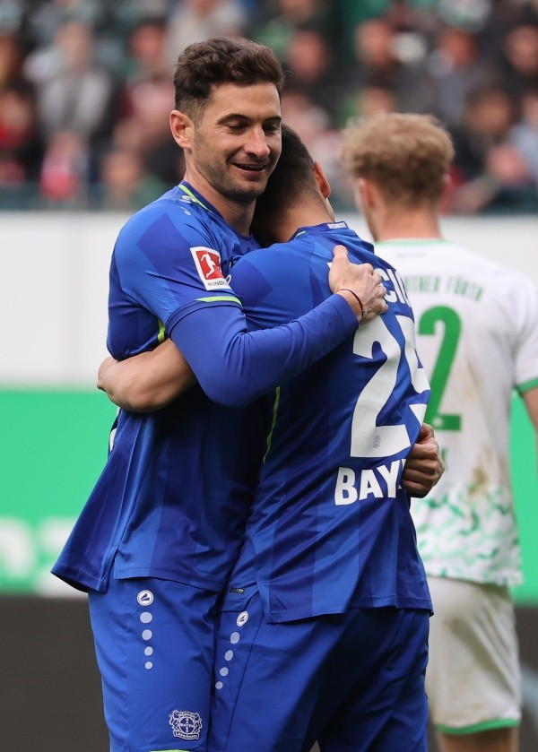 El abrazo riverplatense con Lucas Alario, quien también ingresó en el segundo tiempo. (Foto: Getty).