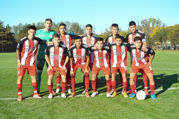 La formación de la Cuarta, que goleó 4-1 a Vélez en la Villa Olímpica. (Foto: @RiverClub1901).