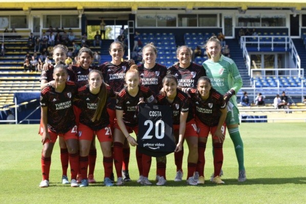 La dedicatoria para Victoria Costa, una de las figuras del equipo que sufrió una grave lesión. (Foto:@RiverPlateFem).