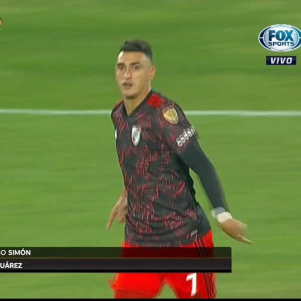 El momento del ingreso de Suárez en los primeros minutos del segundo tiempo. (Foto: Captura TV).