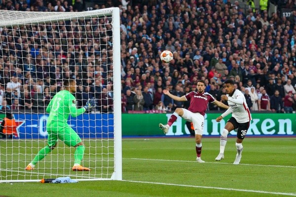 El momento del cabezazo de Knauff para el 1-0 del equipo alemán. (Foto: Getty).
