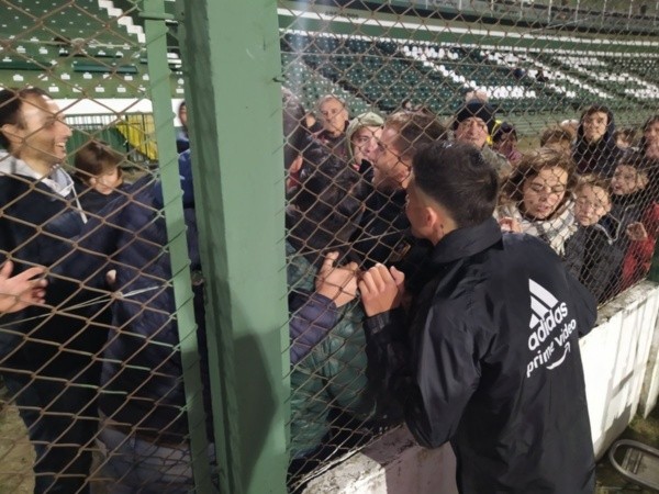 Enzo y la gente, una postal que se repite a menudo (Foto: Juan P. Balbi)