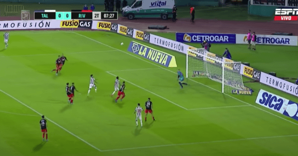 Benavidez ya devolvió la pelota, Zuculini pierde la noción de dónde está su marca y Valoyes queda solo ante Armani. (Foto: Captura TV).