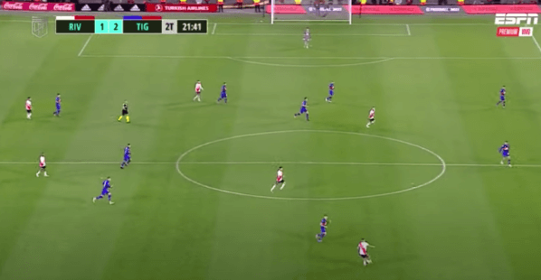 El panorama de Paulo Díaz antes de recibir la pelota: Enzo Pérez libre pero en la misma línea que la marca de Colidio, Enzo Fernández estaba por derecha y lejos de Zabala, por lo que parecía el pase más potable. (Foto: Captura TV).