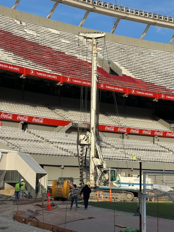 Las maquinarias trabajan a full al costado del campo de juego (Foto: LPM)