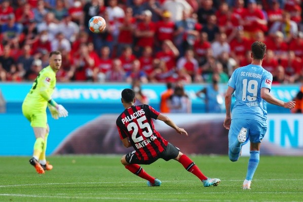 Palacios ya impactó la pelota y al arquero rival solo le queda observar. (Foto: Getty).