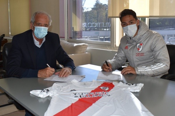Londoño firmó su primer contrato con River el 10 de mayo de 2021 y el mismo se extiende hasta fines de 2024. (Foto: Prensa River).