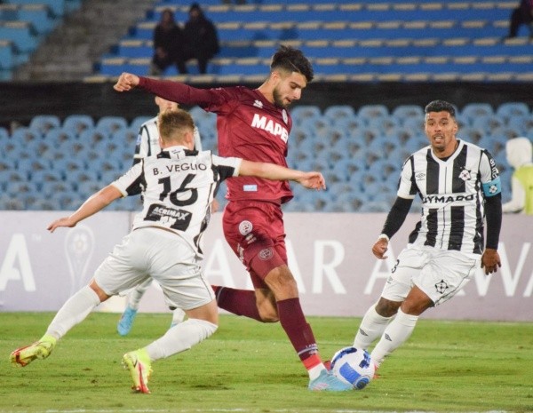 José López nació en la localidad de San Lorenzo, provincia de Corrientes, y llegó a Lanús en 2017 para sumarse a Quinta División desde Independiente. (Foto: Prensa Lanús).