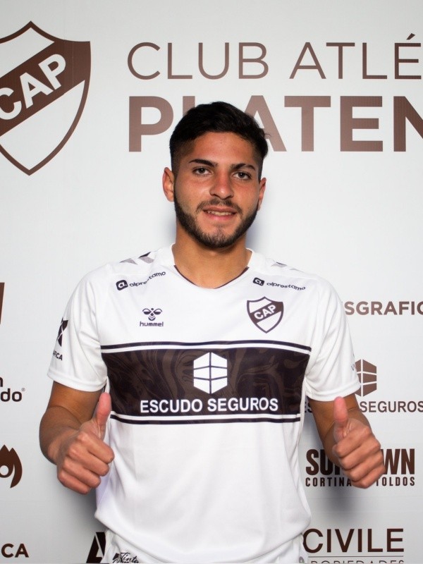Casasola ya posó con la camiseta del Calamar. (Foto: Prensa Platense).