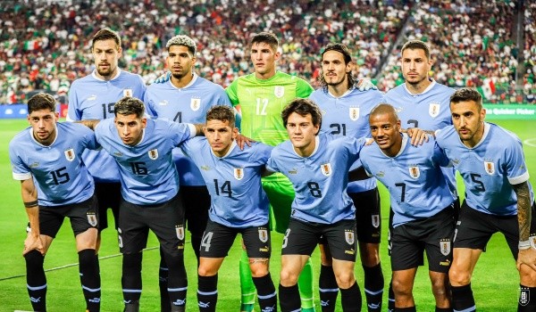 Los once de Uruguay que golearon a México, con De la Cruz como uno de los titulares. (Foto: @Uruguay).