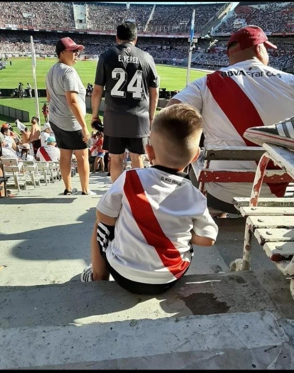 Desde pequeño, Gio ya tiene su lugar asegurado en la tribuna Sivori, donde suele ir junto a su familia.