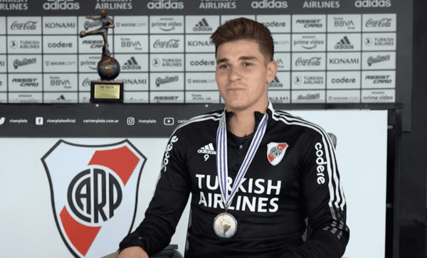 La Araña posa con la medalla y de fondo se puede ver el premio que obtuvo. (Foto: Captura Twitter).