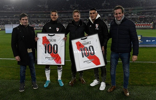 Bruno Zuculini y Matías Suárez junto a la dirigencia de River en la previa del partido con el Decano. (Foto: Prensa River).