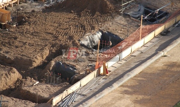 Pilotes y cabezales ya instalados en el pie de la tribuna Centenario.