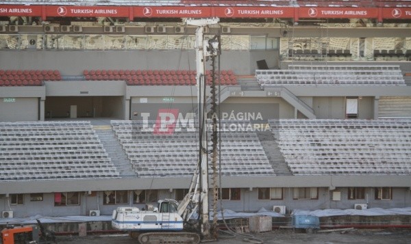 La maquinaria utilizada para las perforaciones, delante de la Belgrano Baja.