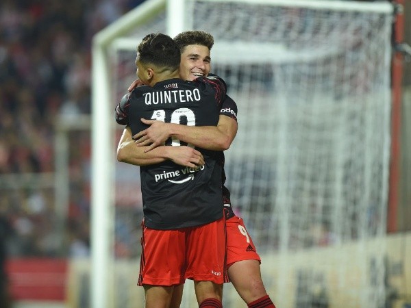 Abrazo de gol: Julián marcó el quinto tanto ante Unión tras un pase exquisito de Juanfer. (Foto: Getty).