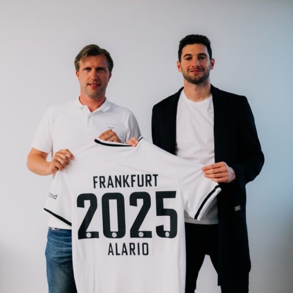 La foto oficial del Pipa con su nuevo club en Alemania (@Eintracht)