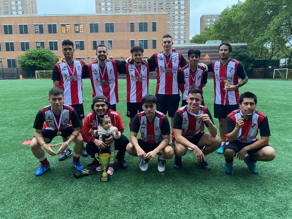 El equipo de Brooklyn y los colores de River bien en alto.