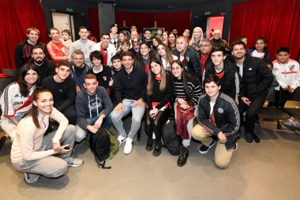Leo Ponzio junto a los hinchas en una charla íntima (Foto: Prensa River)