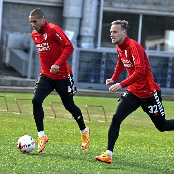Maidana y Pochettino, en acción en la práctica matutina. Ambos podrían ser titulares contra Huracán. (Foto: Prensa River).
