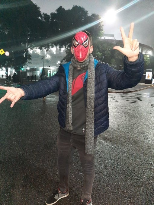 Los hinchas despiden a Julián (Foto: LPM)