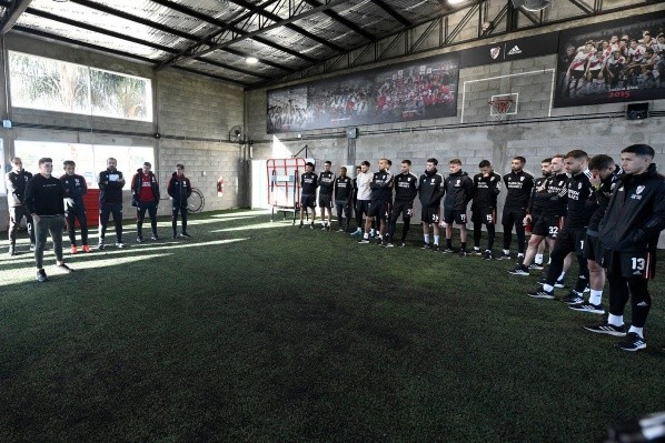 Los jugadores de River se despidieron de Julián en el predio de Ezeiza. (Foto: Prensa River).