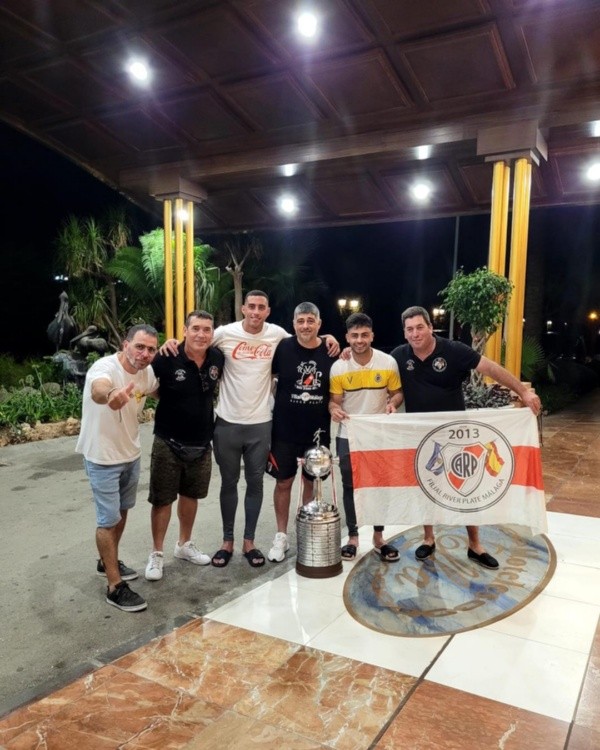 Los integrantes de la Filial Málaga junto a los campeones de la Copa.