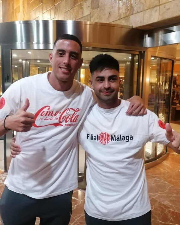 Ramiro y el Pity con la remera de la Filial Málaga.