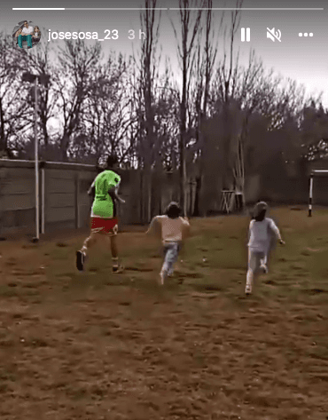 Una de las dos historias que subió el Principito a su cuenta de Instagram, trotando junto a sus hijas.
