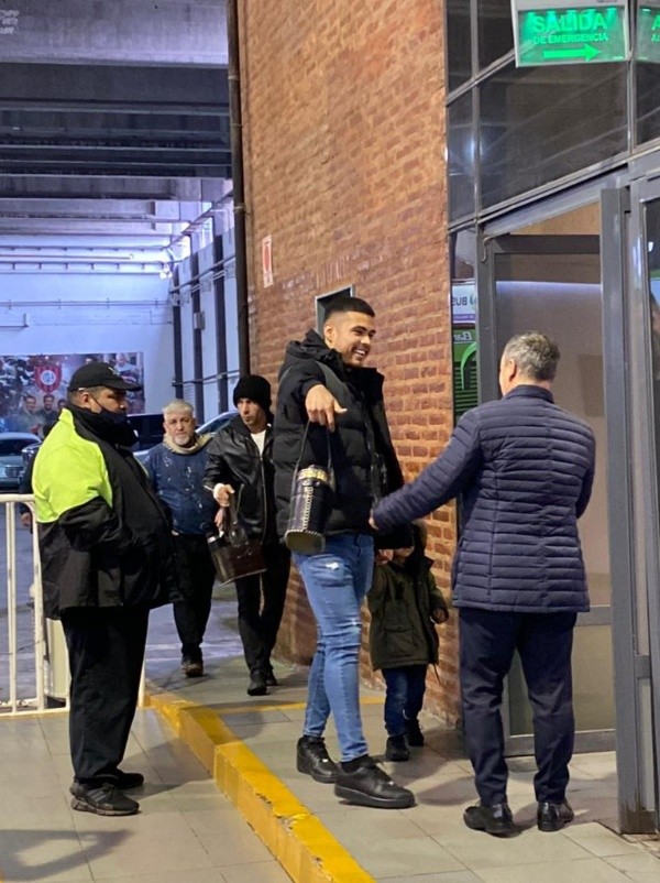 Paulo Díaz saludándose con Andrés Fassi, presidente de Talleres. (Foto: @CrisPagliaro).