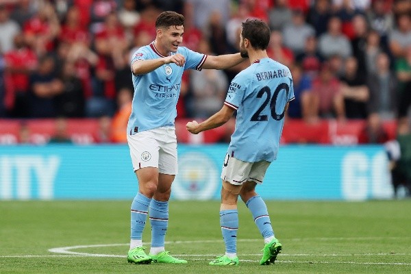 El abrazo de Julián con Bernardo Silva. (Foto: Getty).
