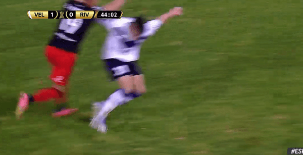 Brazo extendido de Gómez cortando un contraataque cuando ya estaba amonestado.