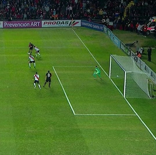 La posición de Wanchope, que desde la cámara de la transmisión parece ser antirreglamentaria.