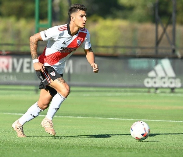 Petrasso es un zaguero central diestro, corpulento y fuerte en el juego aéreo. (Foto: Prensa River).