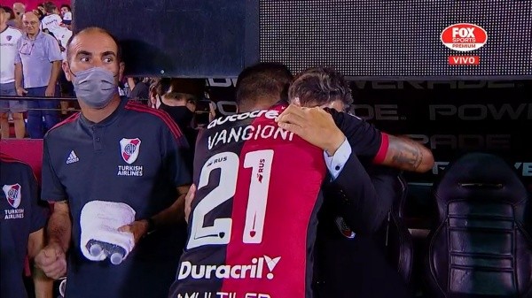 En febrero, River jugó ante Newell’s en Rosario y Vangioni se acercó a saludar al Muñeco.