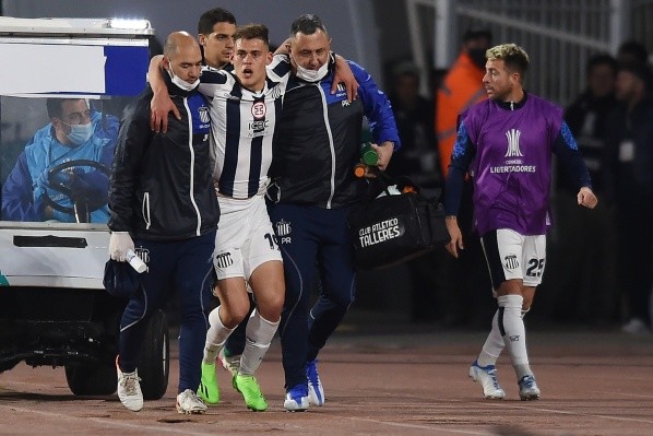 Así tuvo que retirarse Girotti del campo de juego. (Foto: Getty).