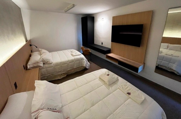 Una de las nuevas habitaciones dobles en la concentración del Monumental (Foto: Prensa River)