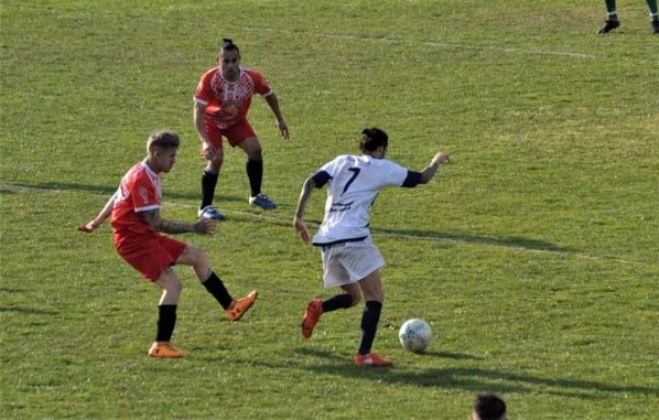 Menseguez, en acción con Defensores de Miramar (Foto: Diego Borinsky)
