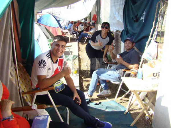 Familias enteras se van acomodando en la fila y se turnan para ocupar un lugar durante las 24 horas. (Foto: Diario Norte).
