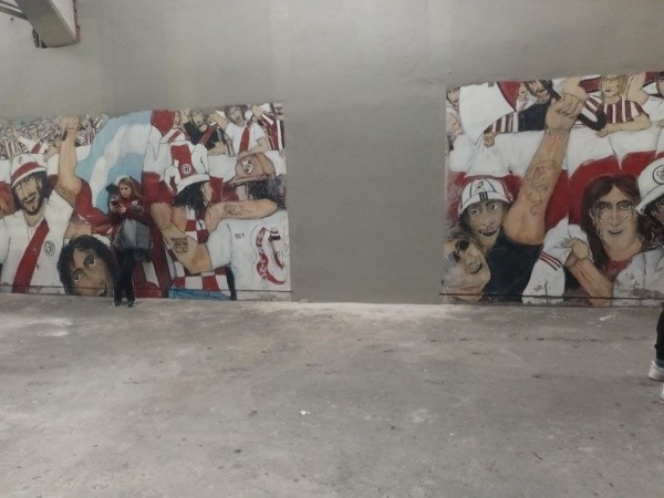 La foto que disparó la polémica, en donde puede verse un fragmento del mural tapado con pintura gris.