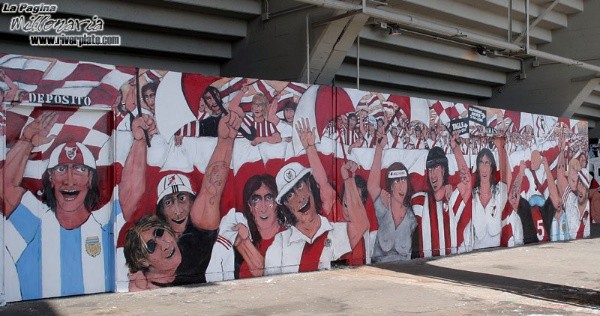 Los murales fueron pintados en el año 2008 y desde entonces le dan color a la parte posterior de la Sívori Alta (Foto: La Página Millonaria).