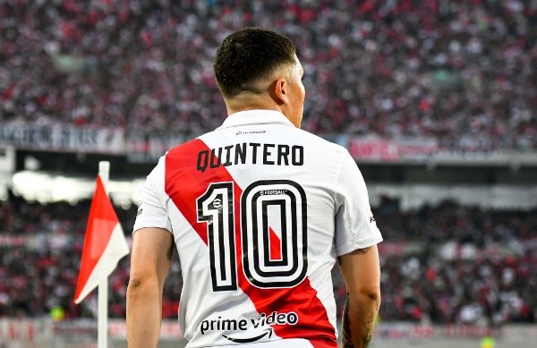 El logo de EFootball se luce en los números de la nueva camiseta de River. (Foto: Getty).