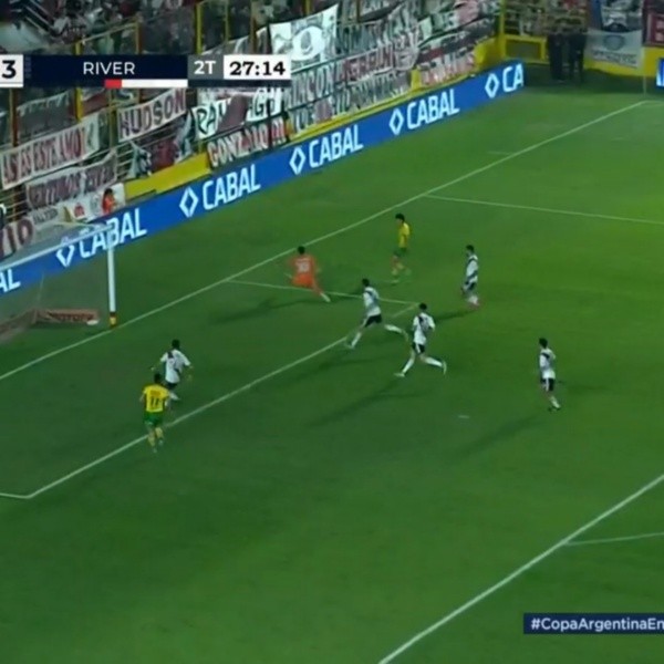 Una de las atajadas de Centurión a Gabriel Alanis en el segundo tiempo.