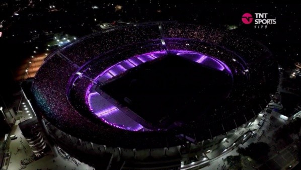 Antes de que arranque el partido, hubo un show de luces en el Monumental para mostrar los avances de las obras (Foto: Captura de TV).