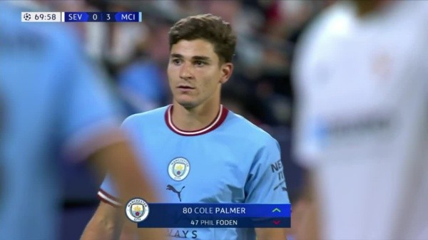 Con camiseta tradicional y short bordó, Julián sumó sus primeros minutos en Champions.