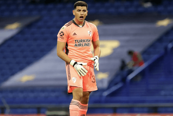 Leo Díaz tuvo un partido fenomenal en su debut, tapando algunas pelotas en los 90 minutos y también desviándole un penal a Cardona en la tanda de penales. (Foto: Getty).